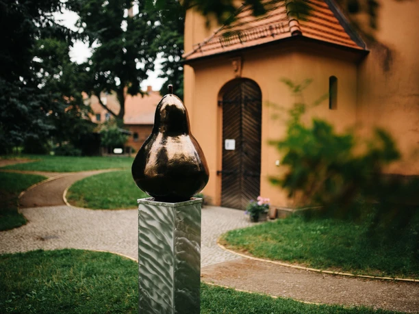 Birnenskulptur Kirche Ribbeck