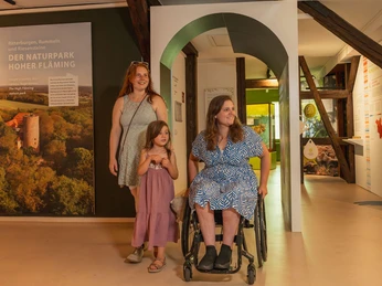 Besuch der Naturparkausstellung im Rollstuhl