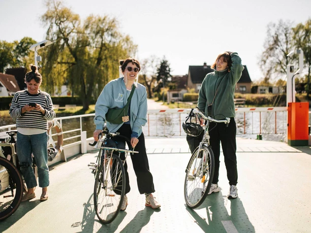 Radfahrer auf der Fähre Pritzerbe