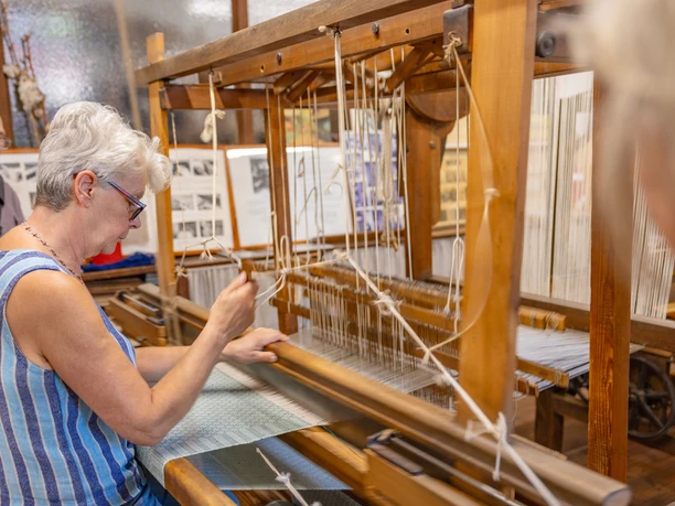 Inhaberin Ulla Schünemann bei der Arbeit