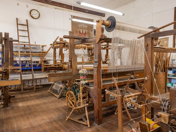 200 bis 300 Jahre alter originaler Webstuhl