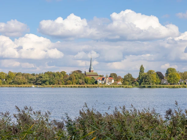 Blick über die Havel auf die Dorfkirche Geltow
