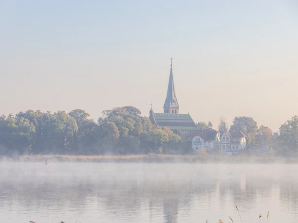 Die Dorfkirche am Morgen