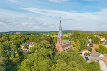 Blick auf die Dorfkirche Geltow