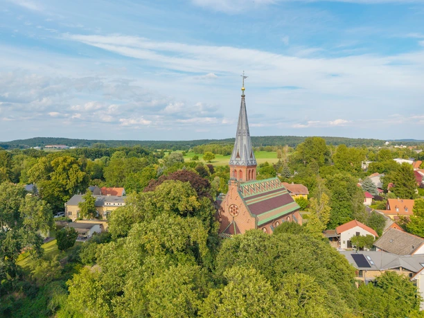 Blick auf die Dorfkirche Geltow