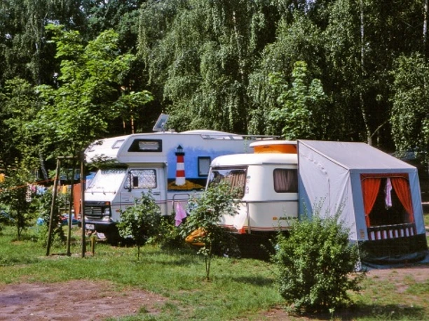 Wohnwagen auf dem Platz