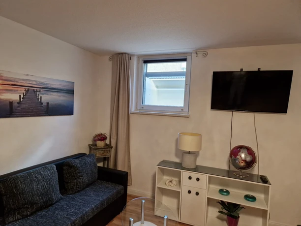 Couch und TV im Wohnbereich