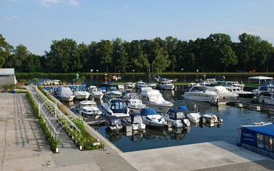Havel Marin - Hafen mit Laubengang und Terrassen