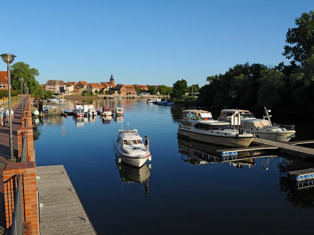 Yachthafen Havelberg - im Hintergrund die Altstadtinsel