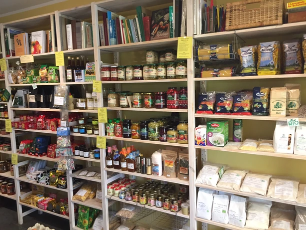 Regale mit regionalen Produkten