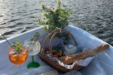 Picknick auf dem Campingboot Entenkoje