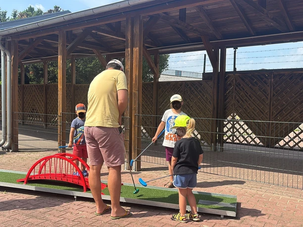 Spaß beim Minigolf für die ganze Familie