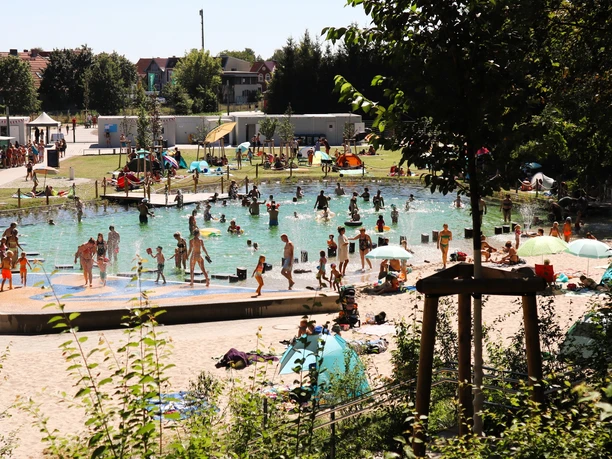 Blick übers Nichtschwimmerbecken