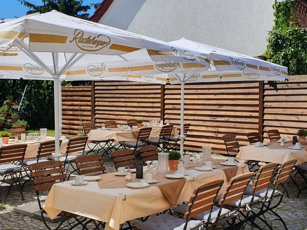 Hochzeitstafel auf der Terrasse