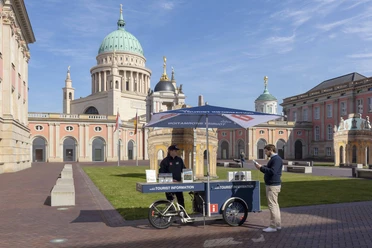 Mobile Tourist Information im Innenhof des Potsdamer Landtags