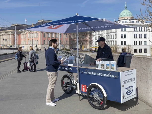Mobile Tourist Information auf der Langen Brücke in Potsdam Mobile Tourist Information auf der Langen Brücke in Potsdam
