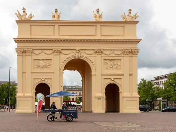 Mobile Tourist Information vor dem Brandenburger Tor in Potsdam Mobile Tourist Information vor dem Brandenburger Tor in Potsdam