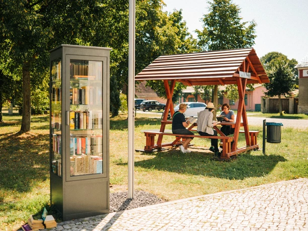 Lesebank mit Bücherzelle Lesebank mit Bücherzelle
