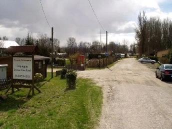 Die Einfahrt zum Platz, links die Anmeldung