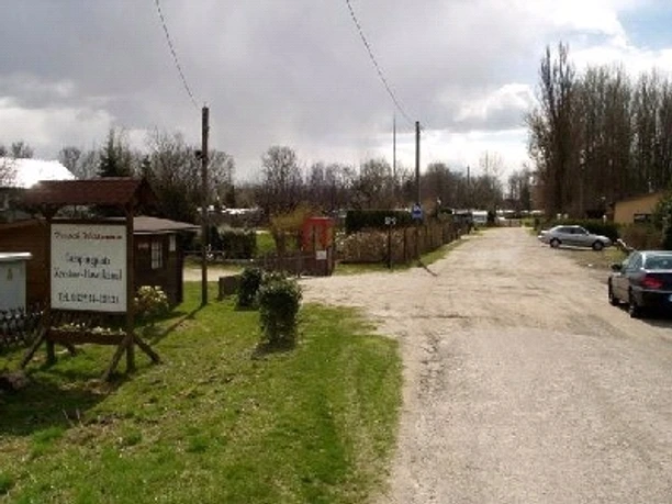 Die Einfahrt zum Platz, links die Anmeldung