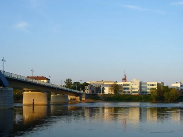 Blick vom Wasser auf die Stadt