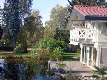 Ferienhaus Schweizerhaus, Außenansicht vom Gartensee © Ferienhaus Schweizerhaus
