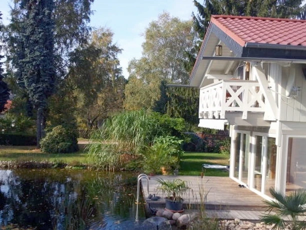Ferienhaus Schweizerhaus, Außenansicht vom Gartensee © Ferienhaus Schweizerhaus
