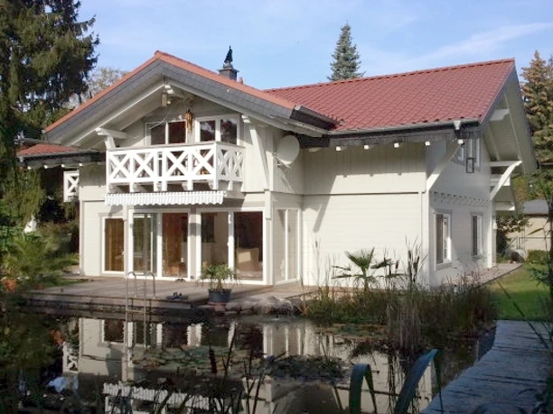 Ferienhaus Schweizerhaus, Außenansicht vom Gartensee © Ferienhaus Schweizerhaus