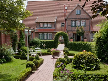 Gästehaus des Hotels im Altländer Stil, Blick auf den idyllischen Innenhofbuchsbaumgarten