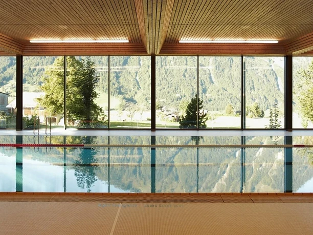 aeschi-hallenbad-innenbad-herbst-baden