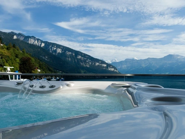 parkhotel-gunten-spa-whirlpool-sommer