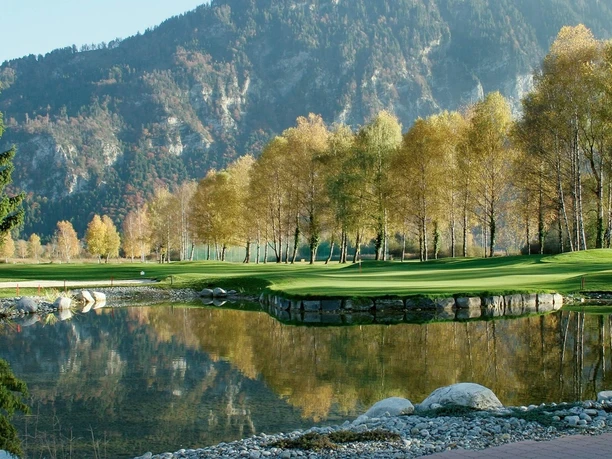 unterseen-golfplatz-gruene-wiese-sommer-golf-spielen