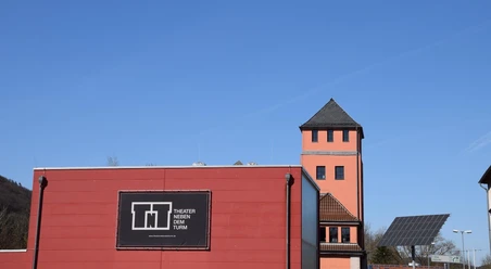 Außenansicht Theater neben dem Turm Marburg