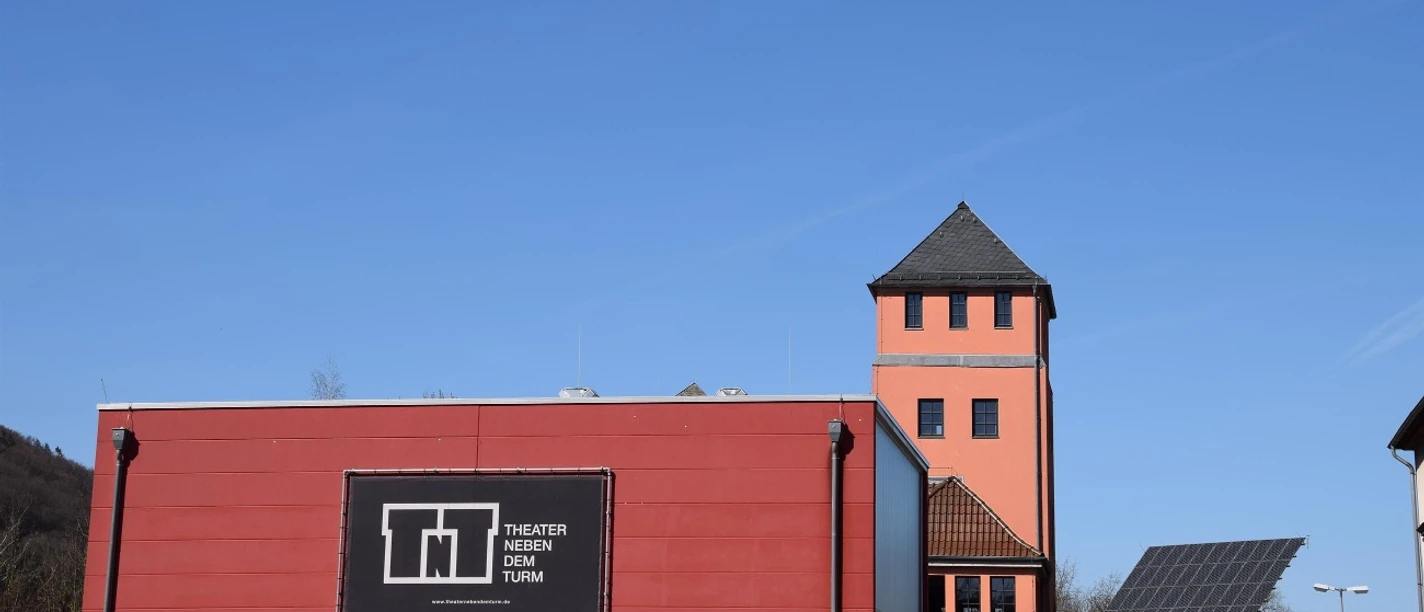 Außenansicht Theater neben dem Turm Marburg