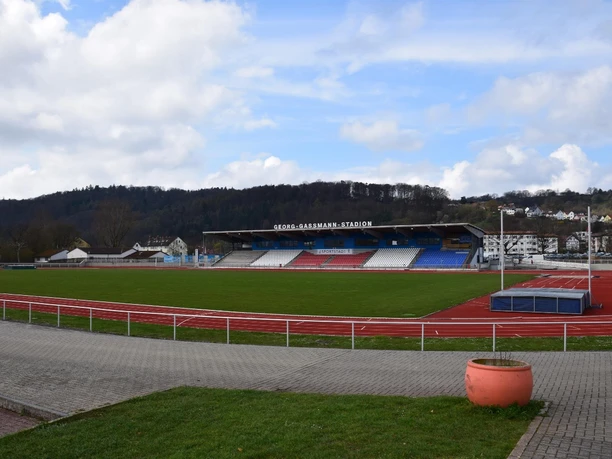 Laufbahn und Tribüne Georg-Gaßmann-Stadion Marburg