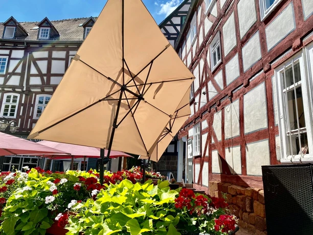 Sitzmöglichkeiten im Schatten - Ramen Bar Marburg