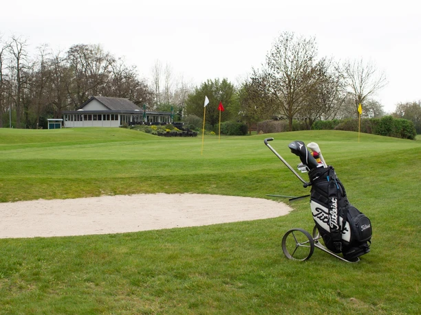 Golf-Club Worms e.V. mit Clubhaus im Hintergrund