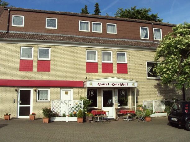 Hofansicht mit Eingang Hotel Harßhof