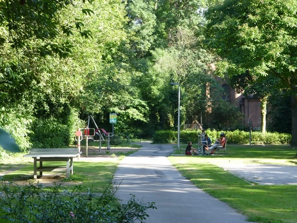 garten-der-generationen-im-stiftsgarten-fitnessgeraete