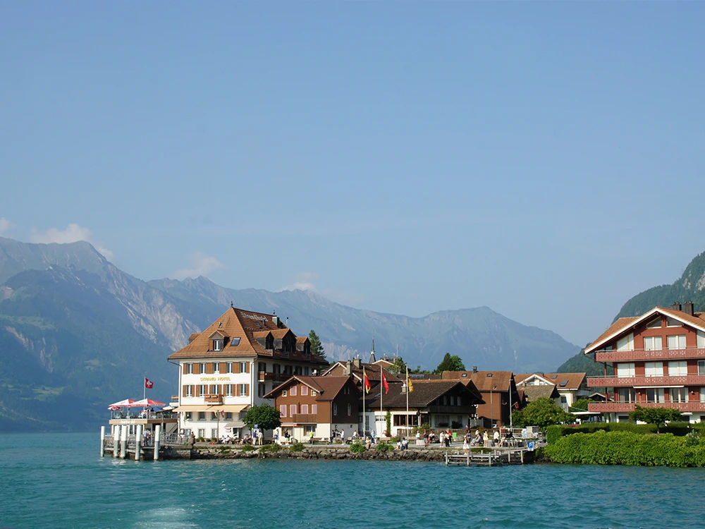 Iseltwald Strandhotel - Sicht vom See