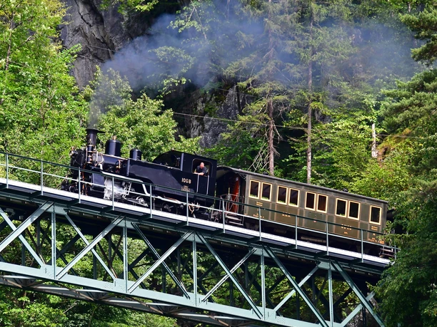 Unser Dampflok 1068 ausserhalb Meiringen