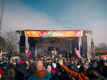 Touch the mountains besucher buehne tag