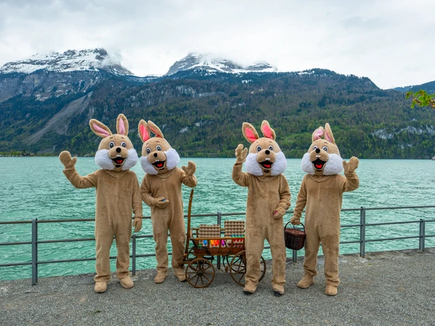 Osterhasen an der Seepromenade
