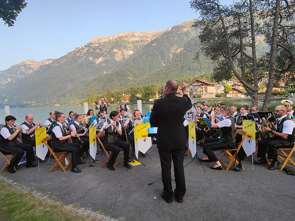 Musikgesellschaft Bönigen spielt am See
