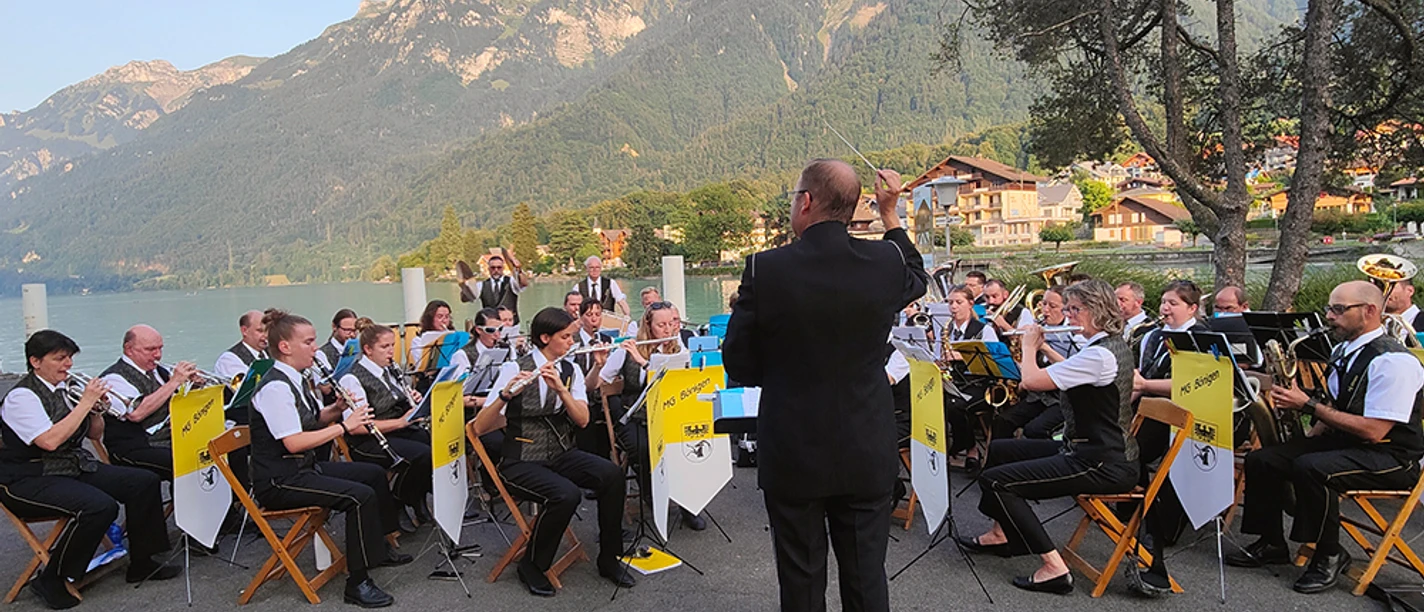 Musikgesellschaft Bönigen spielt am See