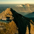 Das Berghaus Niesen Kulm mit dem Niesenschatten