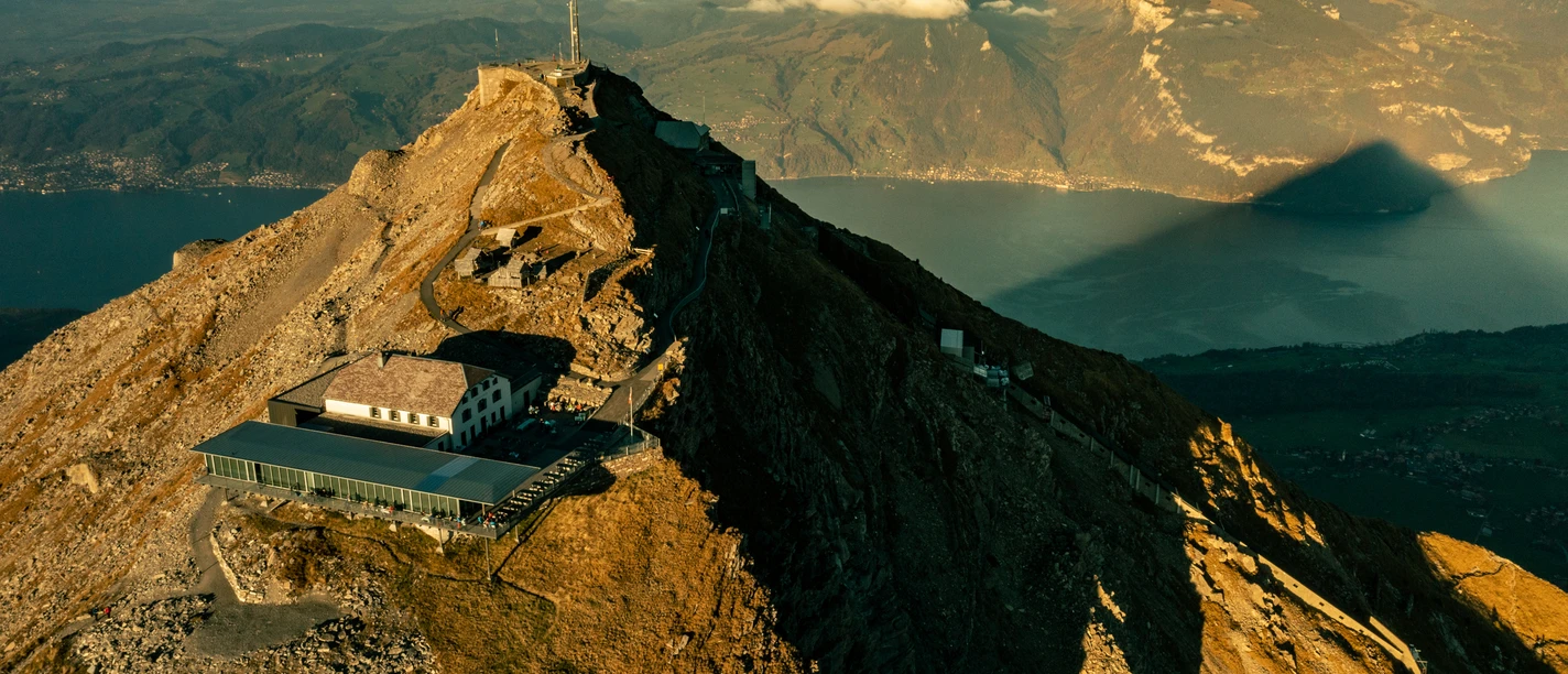 Das Berghaus Niesen Kulm mit dem Niesenschatten