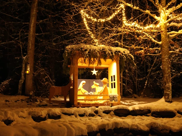 Verschneite Waldkrippe