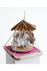 Susanne Keller, Musikbox, aus der Serie Guckkasten, 2007, Holz, Papier, Klebeband, Karton und Acrylfarbe, 46 × 32 × 35 cm, © Susanne Keller