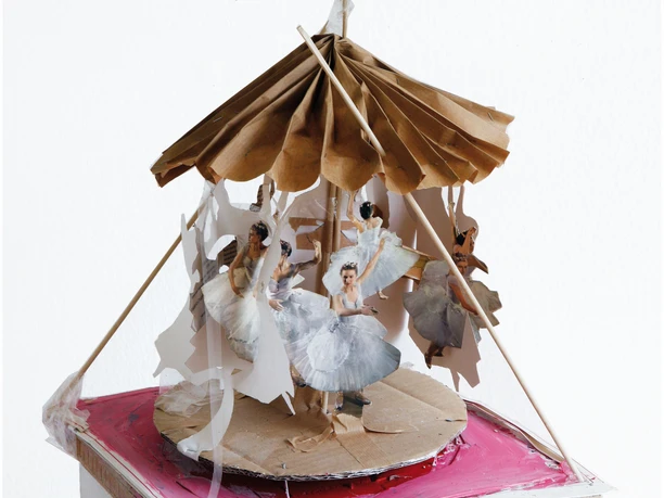 Susanne Keller, Musikbox, aus der Serie Guckkasten, 2007, Holz, Papier, Klebeband, Karton und Acrylfarbe, 46 × 32 × 35 cm, © Susanne Keller